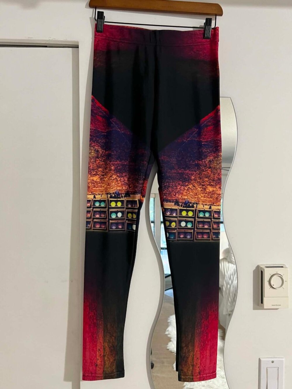 Ancient Pyramids printed leggings, size M